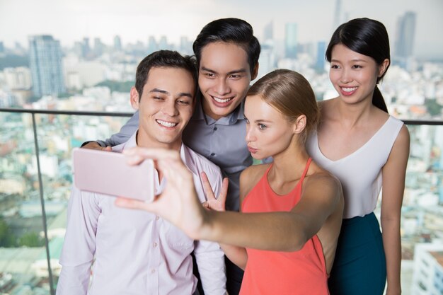 Lächelnde Menschen nehmen Selfie Foto mit Smartphone