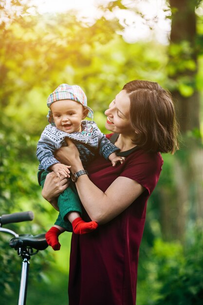 Lächelnde Mutter hält glückliches Kind