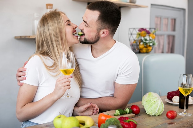 Lächelnde Paare, die zusammen kochen