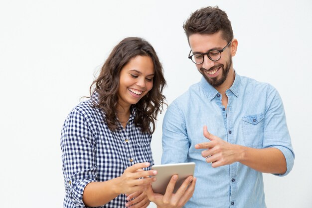 Lächelnde Paare unter Verwendung des Tabletten-PC