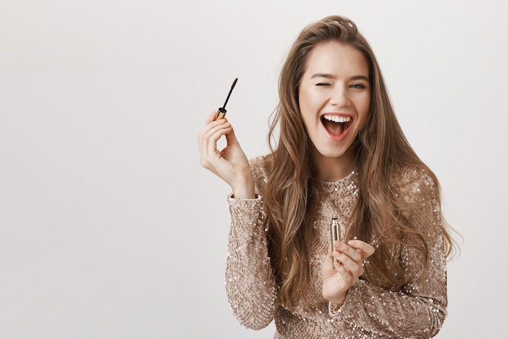 Kostenlose Foto lächelnde schöne frau mit mascara