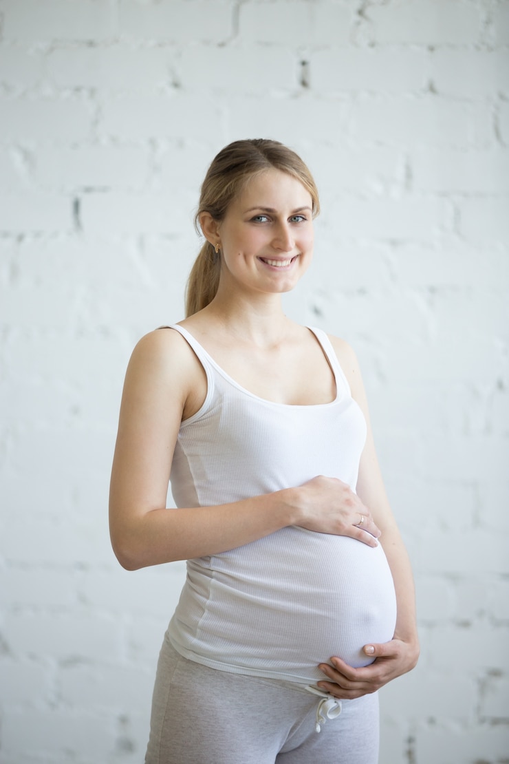 Kostenlose Foto lächelnde schöne schwangere junge frau