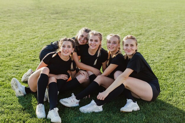 Lächelnde sportive Frauen der Vorderansicht, die Fotografen betrachten