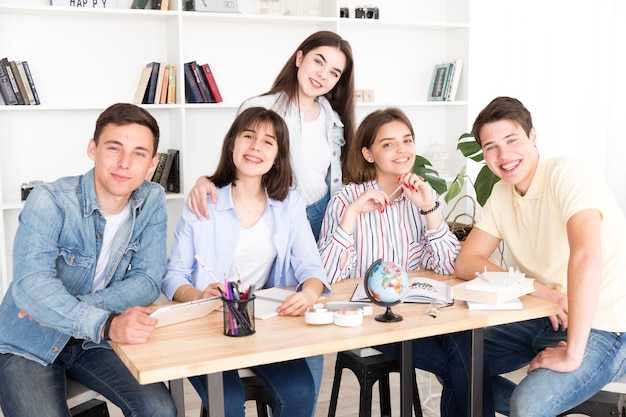 Lächelnde Studenten in der Bibliothek