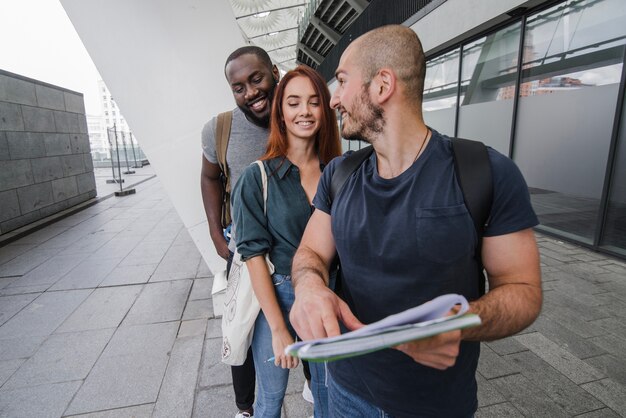 Lächelnde Studenten mit Dokumenten