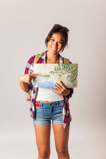 Lächelnde touristische Frau mit Karte