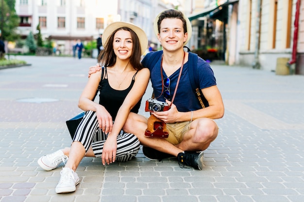 Lächelnde touristische Paare in der Stadt