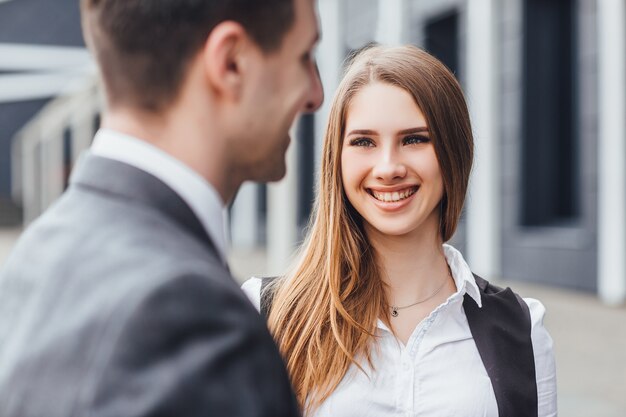 Lächelnde Unternehmerin mit fröhlichen Emotionen, bleib bei ihrer Freundin!