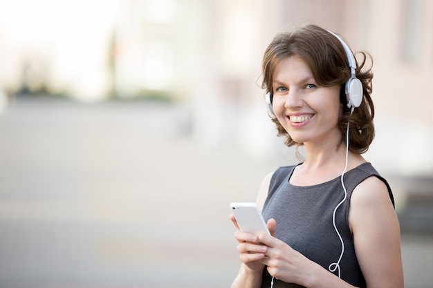 Lächelnde weibliche Musik hören online