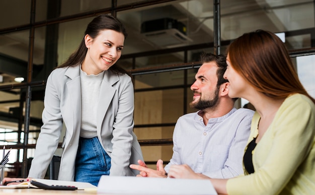 Lächelnde Wirtschaftler, die im Büro zusammenarbeiten