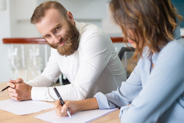 Lächelnder erfolgreicher Manager, der Geschäftstraining genießt