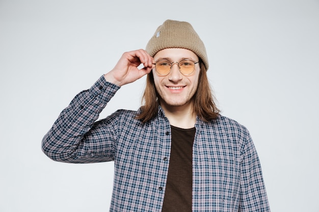 Lächelnder Hipster in Brille