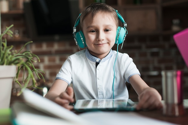 Lächelnder junge mit tablette