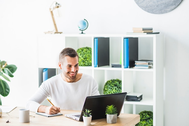 Büroarbeiter plant seinen Vaterschaftsurlaub am Computer