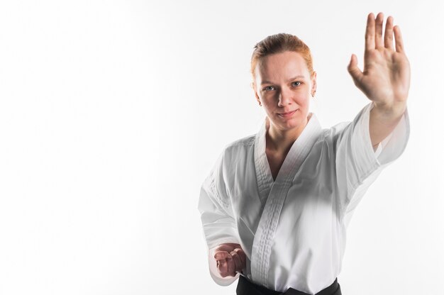 Lächelnder Kämpfer, der Karate-Pose tut