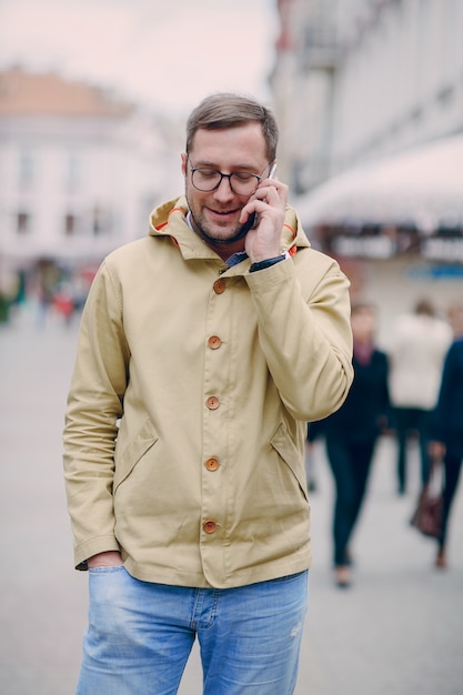 Lächelnder Mann, der am Telefon