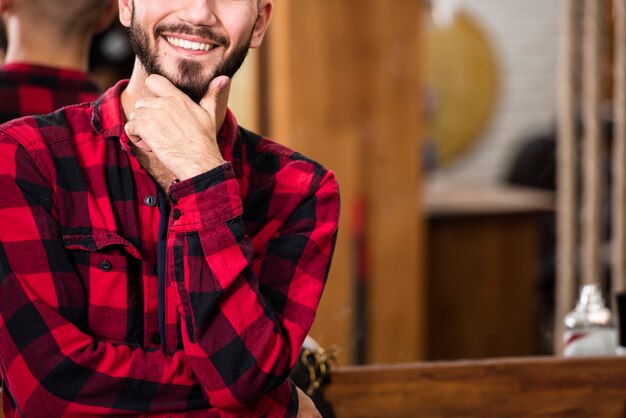 Kostenloses Foto lächelnder mann der nahaufnahme mit hippie-bart