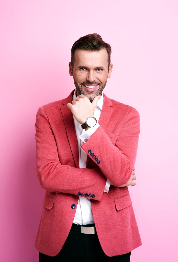 Kostenlose Foto lächelnder mann, der sein kinn hält