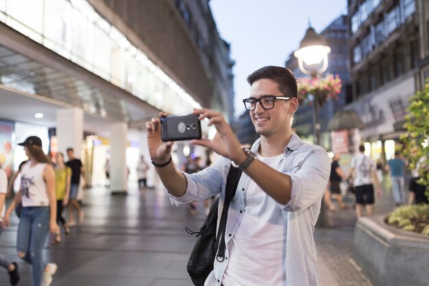 Lächelnder Mann, der selfie vom Handy nimmt