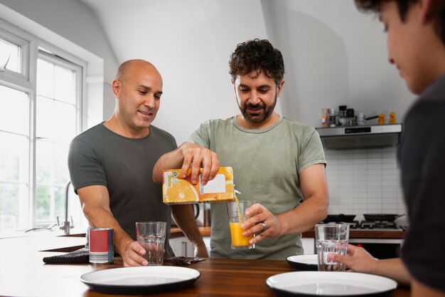 Lächelnder Mann der Vorderansicht, der Saft gießt