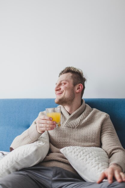 Lächelnder Mann mit Orangensaft