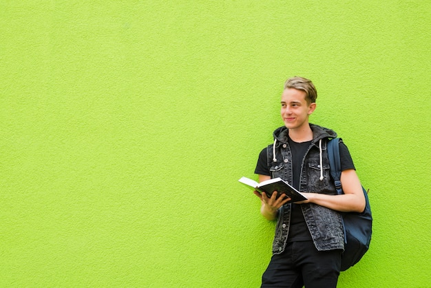 Lächelnder Mann posiert mit Buch