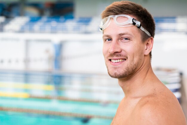 Lächelnder Schwimmer am Pool