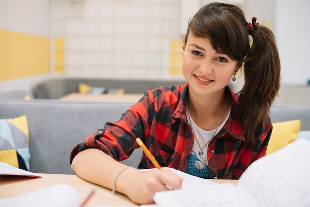 Lächelnder Student, der im Unterricht studiert