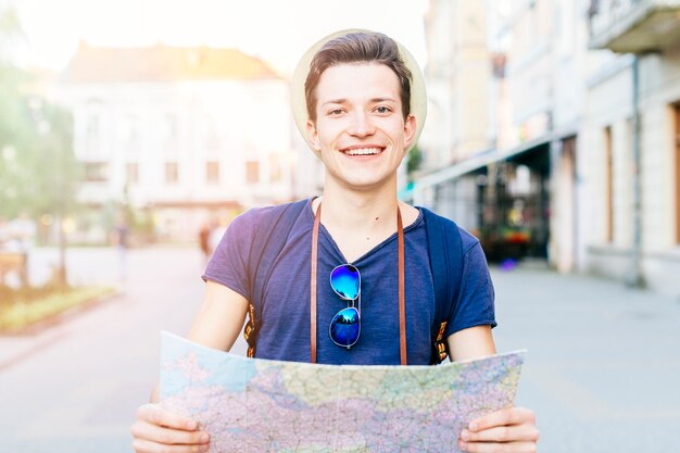 Lächelnder Tourist mit Karte