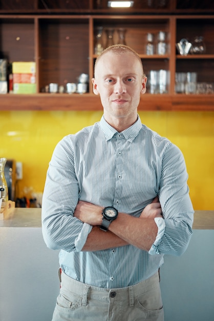 Lächelnder überzeugter Manager der Cafeteria