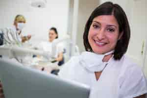 Kostenloses Foto lächelnder weiblicher zahnarzt in der zahnklinik