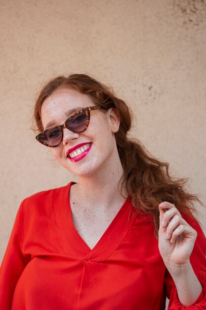 Lächelndes Frauenporträt mit Sonnenbrille