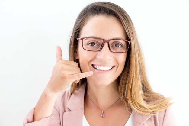 Lächelndes Gesicht der Geschäftsfrau zeigt Anruf Geste