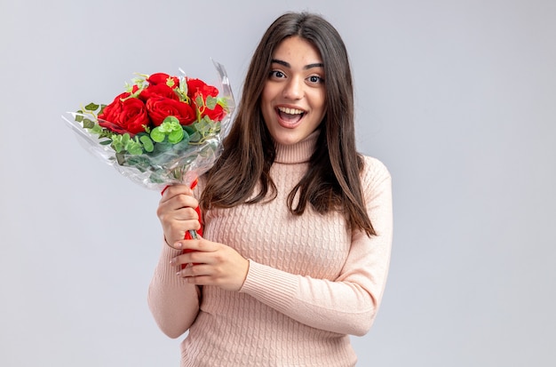 Lächelndes junges Mädchen am Valentinstag mit Blumenstrauß isoliert auf weißem Hintergrund