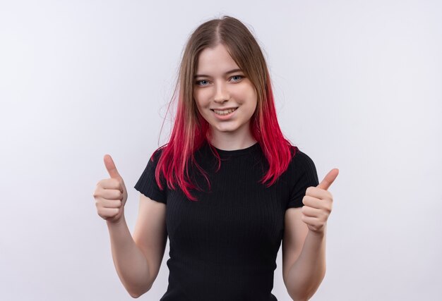 Lächelndes junges schönes Mädchen, das schwarzes T-Shirt ihre Daumen oben auf lokalisiertem weißem Hintergrund trägt