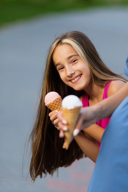 Lächelndes Mädchen, das Eiscreme isst