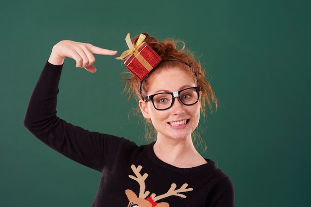 Lächelndes Mädchen in der Weihnachtszeit