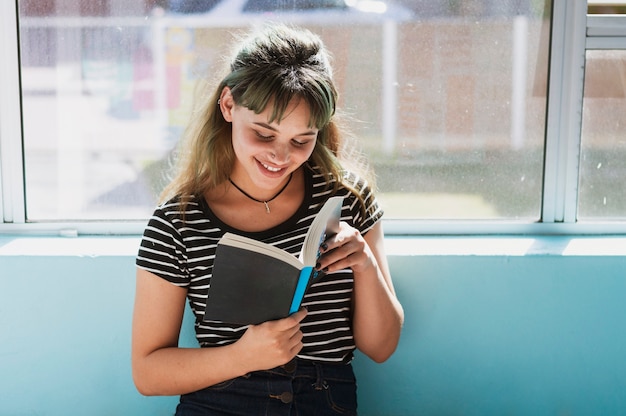 Lächelndes Mädchen liest in der Schule