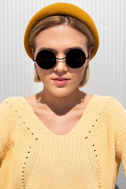 Lässige Frau mit Sonnenbrille