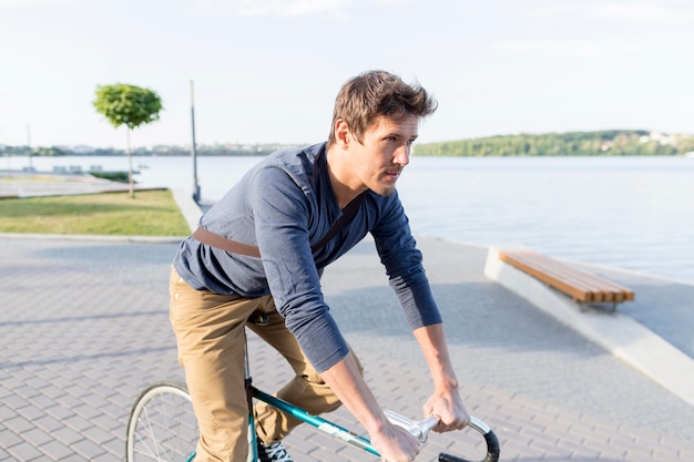 Lässiges männliches Fahrrad im Freien