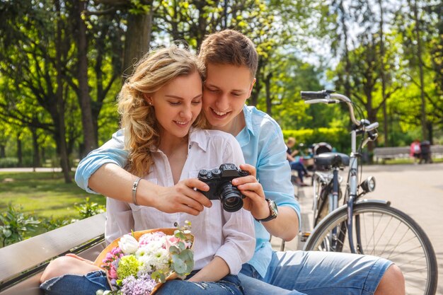 Lässiges Paar mit kompakter dslr-Fotokamera im Sommerpark.