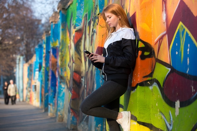 Läufer Mädchen mit Smartphone vor dem Morgen Joggen