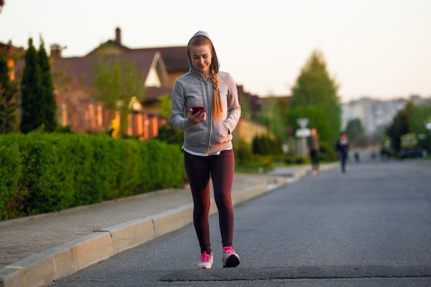 Läuferathlet, der auf Straße läuft. Frau Fitness Jogging Workout Wellness-Konzept.