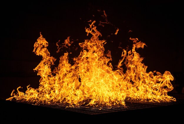 Lagerfeuer brennt auf Schwarz