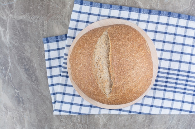 Laib frisches Schwarzbrot auf Tischdecke