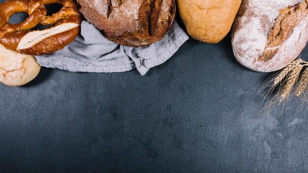 Laib gebackenes Brot auf schwarzem Küchenarbeitsplatte