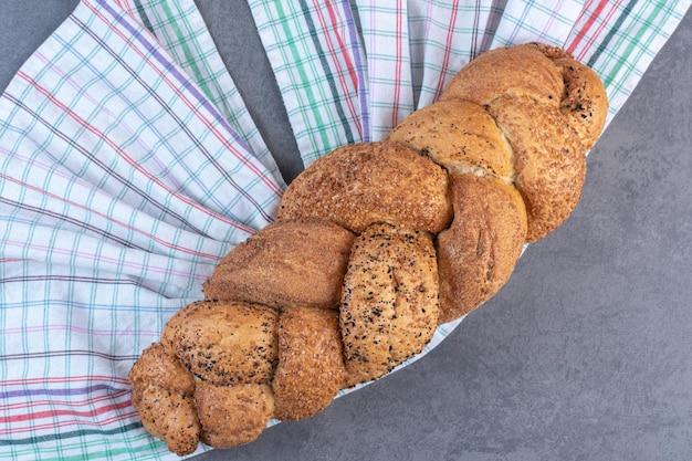 Kostenloses Foto laib strucia-brot auf einem handtuch auf marmorhintergrund. foto in hoher qualität