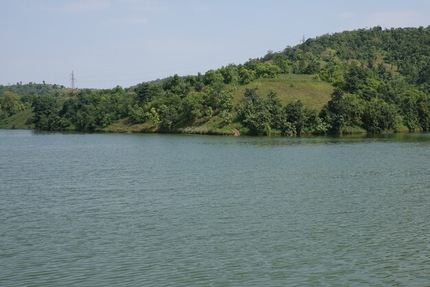 Lake mit einem Berg mit Bäumen