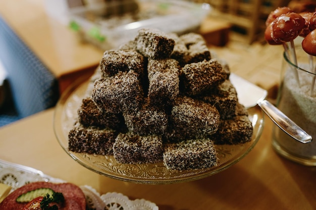 Kostenloses Foto lamington-kuchen mit schokolade