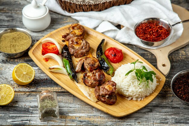 Lammkebab Reis Pfeffer Zwiebel Tomate Seitenansicht